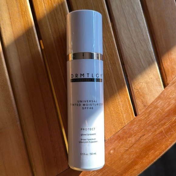 DRMTLGY Universal Tinted Moiturizer NEW - Picture 2 of 8